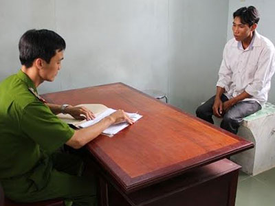 Ném con vào lửa vì ghen tuông với vợ