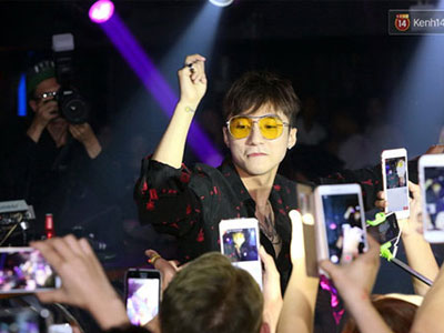 Sơn Tùng M-TP đẹp trai ngời ngợi, khiến fan Hà Nội phát cuồng
