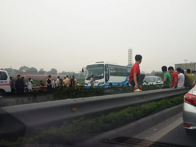 Xe khách đâm chết người, cao tốc Pháp Vân ùn tắc hơn 3 giờ