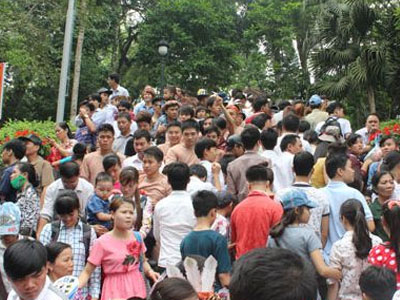 Clip: Chen lấn, xô đẩy trong ngày khai hội Đền Hùng