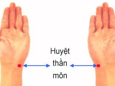 Có nên đeo đồng hồ, vòng tay ở cổ tay trái?