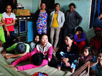 Người thân vật vã bên thi thể 9 học sinh chết đuối