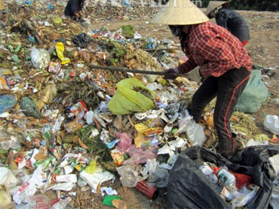 Phơi lưng mưu sinh trên bãi rác hôi thối giữa trời 40 độ C