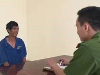 Rình cô hàng xóm tắm suốt 2 năm rồi "trộm tình"