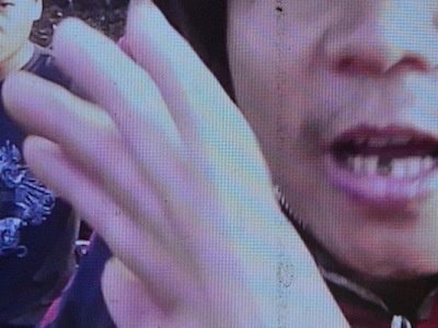 Bị quay clip, trưởng công an xã “vung tay” vào mặt dân