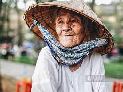 Chuyện đời đắng cay của người mẹ già 86 tuổi bán hàng nước ven hồ Giảng Võ