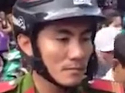 Công an quật ngã người bán rong bị người lạ đe dọa giết cả nhà
