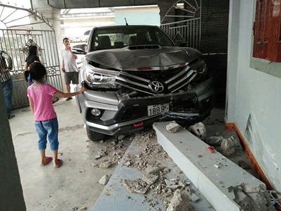 Hai bà cháu may mắn thoát nạn khi xe bán tải lao vào nhà