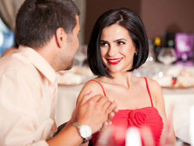 Những cử chỉ biến bạn gái thành thỏi nam châm trước nam giới