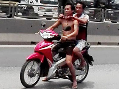 30 cảnh sát truy đuổi kẻ gí dao khống chế con tin