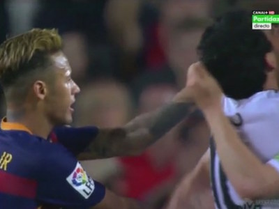 Barcelona thua trận, Neymar tức giận tát cầu thủ Valencia