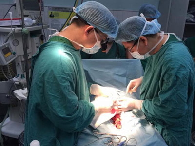 Bé trai 3 tuổi bị chú ruột cắt đứt dương vật