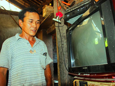 Chưa có điện đã chi tiền triệu sắm ti vi, âm ly...
