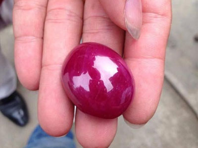 Đến "phố ngọc", mãn nhãn với đá quý hàng trăm triệu đến cả tỉ đồng