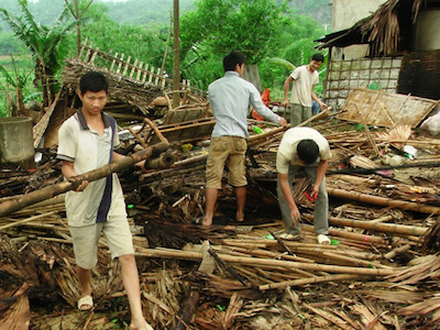 Giông lốc, mưa đá làm sập và tốc mái 34 ngôi nhà