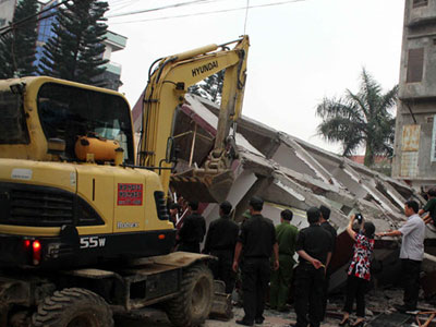 Nhà 5 tầng đổ sập trong đêm, 3 người chết: Cơ quan chức năng vào cuộc điều tra