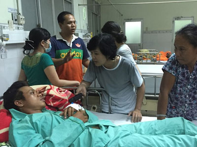 Nạn nhân bị công an quật ngã xuất viện