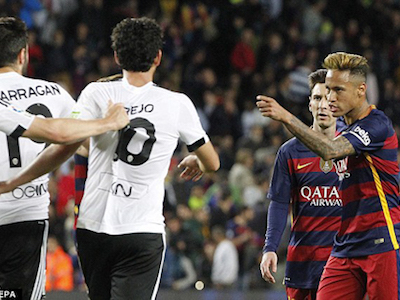 "Neymar tát cầu thủ Valencia, ném chai nước về phía đối thủ"