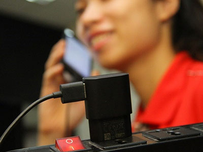 Người phụ nữ chết thảm vì nghe điện thoại trong lúc sạc pin