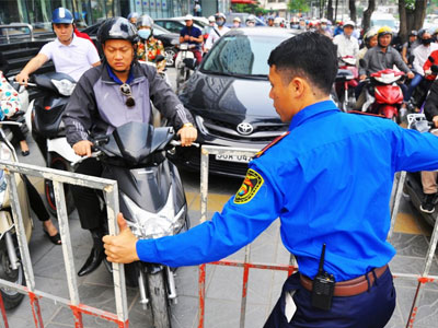 Ùn tắc kéo dài, bảo vệ dựng rào chặn xe đi trên vỉa hè