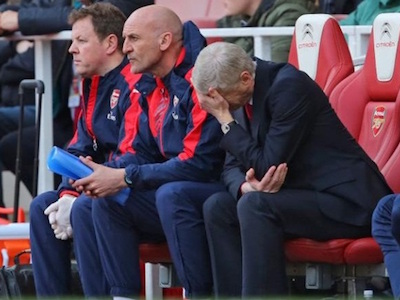 Wenger bị cầu thủ Arsenal nghi ngờ, bị CĐV thóa mạ nặng nề chưa từng thấy