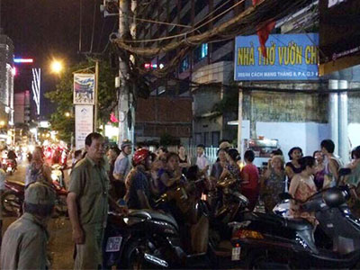 Cô gái cứa cổ nữ nhân viên cửa hàng ba lô, cướp tiền
