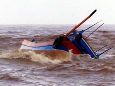 Lật thuyền ngoài khơi, 9 em bé chết trong sóng dữ