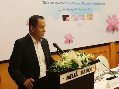 Vì sao hàng không vẫn giữ giá khi giá xăng dầu giảm?