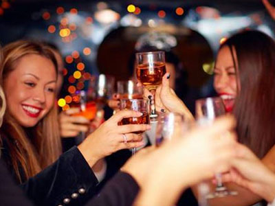 Bạn gái uống bia quá tốt khiến tôi không dám cưới
