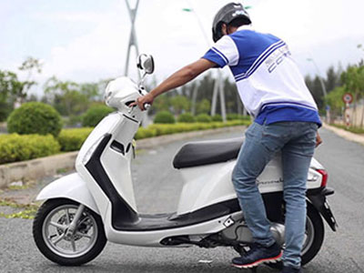 “Chiêu” xử lý xe máy khó nổ vì bị sặc xăng