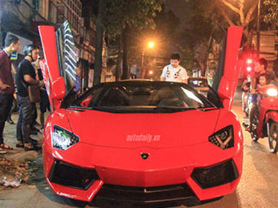"Siêu bò" Lamborghini Aventador mui trần "khạc lửa" tại Hà Nội