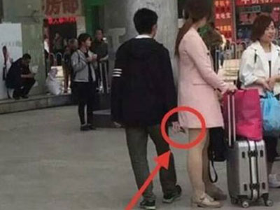 Thanh niên bệnh hoạn lướt điện thoại dưới váy phụ nữ
