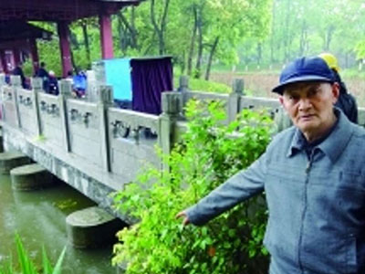 TQ: Mẹ ném con gái 6 tuổi xuống hồ vì không chịu đi học