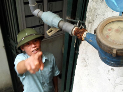Hà Nội: Đường ống nước mắc trên "trời", “thổi bay” tiền lương hưu vì giá cắt cổ