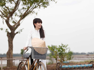 Hé lộ bản thu âm "Ngày em xa quê" chỉ để làm kỉ niệm của Ngọc Trinh