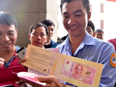 Ngày đầu bán tiền lưu niệm 100 đồng ở Sài Gòn