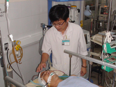 Súng nổ trên bàn nhậu, nam thanh niên nguy kịch