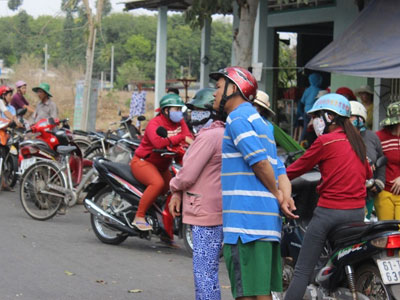Bé gái khóc thét bên cạnh thi thể người mẹ với nhiều vết máu