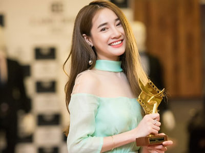 Nhã Phương giành giải thưởng để cảm ơn Trường Giang