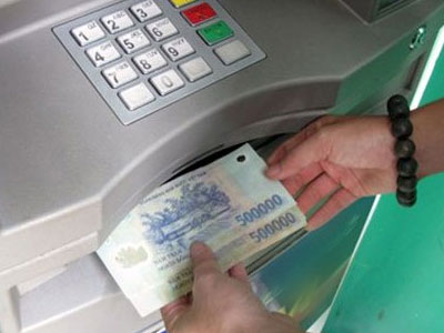 Phải làm gì khi tiền trong thẻ ATM tự “bốc hơi”?