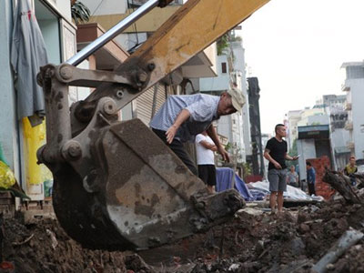Sống giữa Thủ đô phải "đu" máy xúc để ra khỏi nhà
