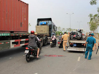 Va chạm ngã ra đường, nam thanh niên bị xe container cán chết