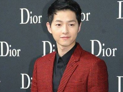 "Xin chết" trước vẻ lịch lãm của Song Joong Ki tại show diễn Dior