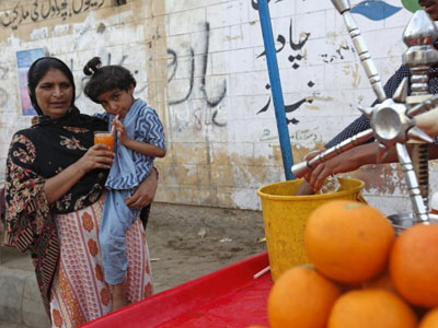 Ăn kẹo nhiễm độc trong bữa tiệc, 23 người Pakistan chết