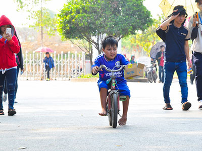 Chàng sinh viên Sài Gòn cao 80cm, suốt 22 năm đi chân đất đến trường