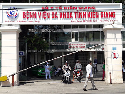 Chém nhau đứt ngón tay, vào viện được xếp nằm cạnh