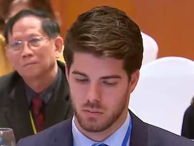 Dân tình chao đảo với anh chàng nước ngoài cực điển trai xuất hiện trên chương trình Thời sự
