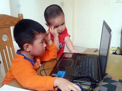 Nguy cơ “mất” con vì... điện thoại, máy tính