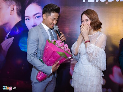 Quý Bình hôn say đắm Minh Hằng khi giới thiệu phim