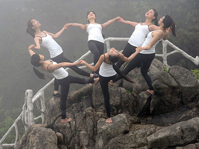 6 thiếu nữ xinh đẹp tập yoga chênh vênh bên vực núi